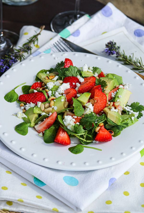 Salade de pourpier, fraises de Clery et avocat