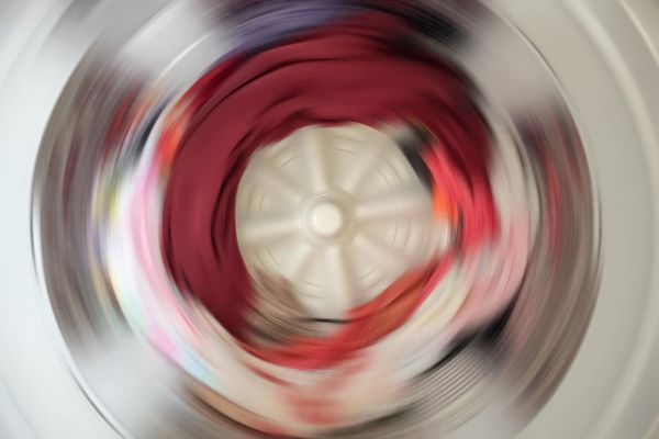 5 astuces à tester quand une machine à laver vibre trop fort