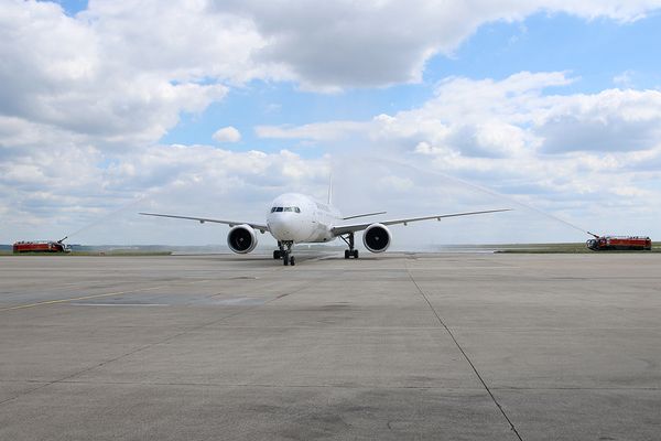 60 ans de la ligne Paris-Tokyo par Japan Airlines, Water salute vol JL45 à Paris (Image)