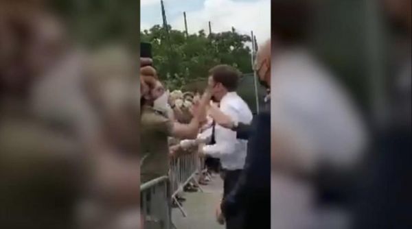 Emmanuel Macron giflé lors d'un déplacement dans la Drôme