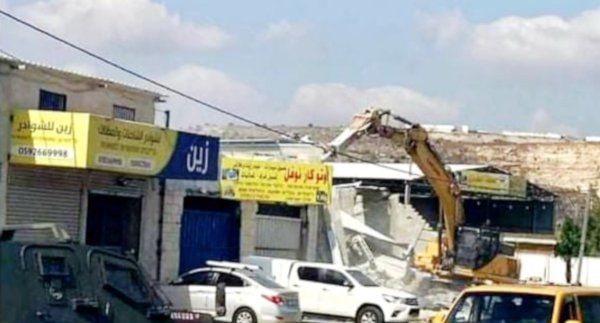Les forces d'occupation israéliennes ont démoli plusieurs installations commerciales dans le village de Deir Sharaf, à l'ouest de Naplouse