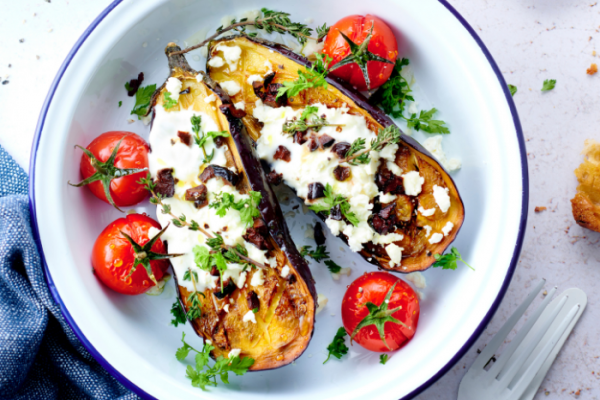 Aubergines rôties aux olives et feta, savoureusement fondantes