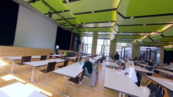 Vidéo : un drone FPV sur les bancs d’une école suisse