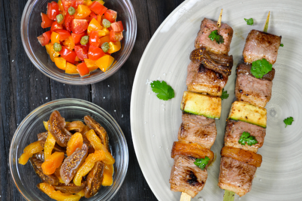 Brochettes de filet de canard à la courgette et aux fruits secs
