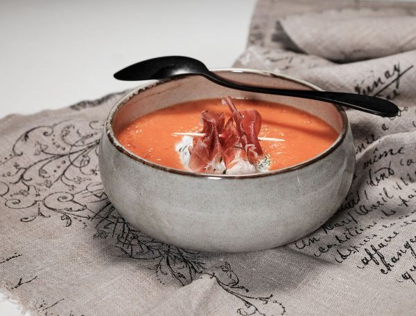 Soupe glacée melon-tomate, quenelle de ricotta aux herbes, jambon de Parme