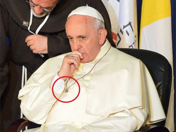 Le pape Francis embrasse la main de David Rockefeller, John Rothschild et Henry Kissinger