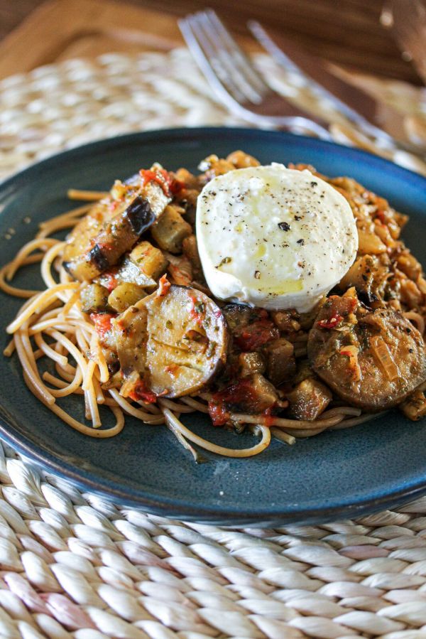 Pâtes complète aux aubergines, tomates et mozzarella