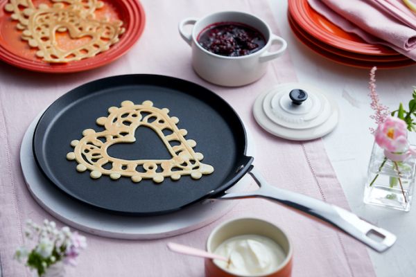 Crêpes en dentelle à la compote de baies et crème fraîche