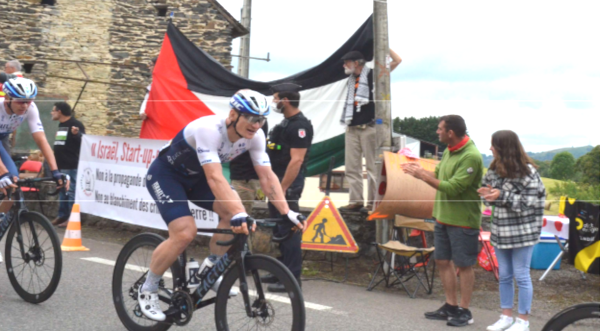 Action "Non à la propagande israélienne sur le tour de France !" sur le parcours de l'étape Pau - Luz Ardiden