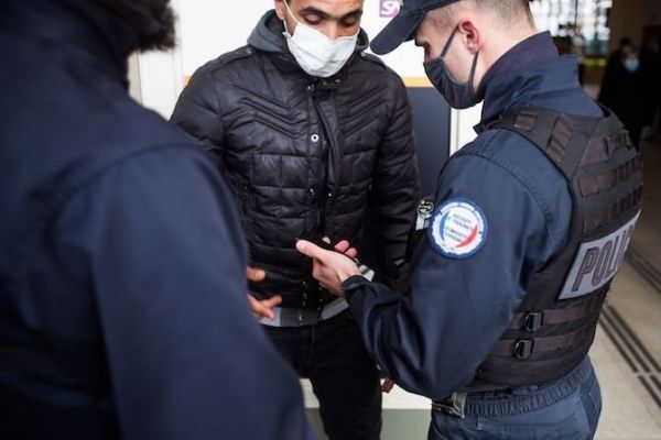 Action de groupe contre l'État pour mettre fin aux « contrôles au faciès »