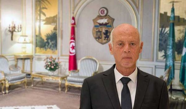 Kais Saied décore des médecins et cadres paramédicaux civils et militaires des insignes de Chavelier de l’ordre de la République
