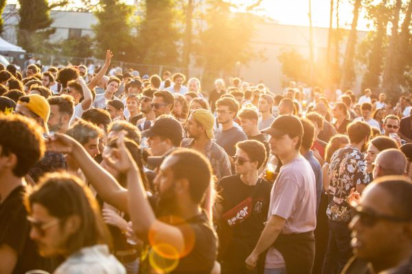 Micro house, techno, paillettes et cocktails : ce qui nous attend au prochain open air ensoleillé de Pisica