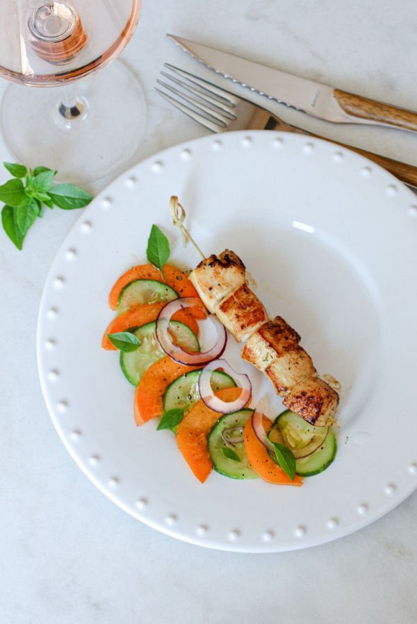 Brochettes de poulet mariné, carpaccio d'abricots et concombre