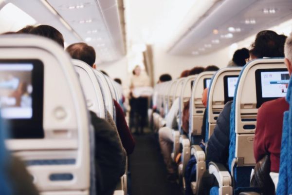 Deux personnes refusant de porter leur masque convenablement se font virer d'un avion