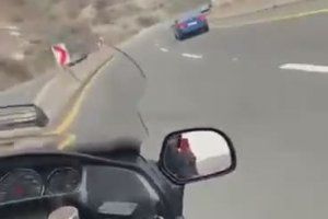 Régis montre à un motard qui est le patron