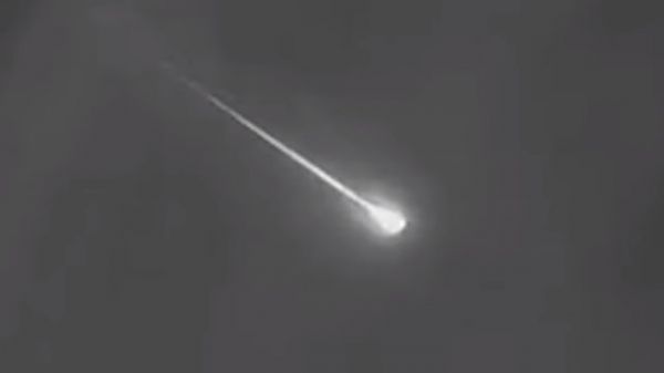 Une boule de feu traverse le ciel de Santa Catarina