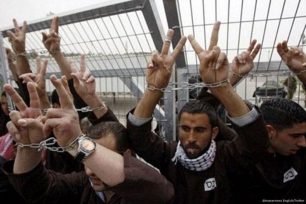 Les Palestiniens prisonniers politiques entament une grève massive de la faim