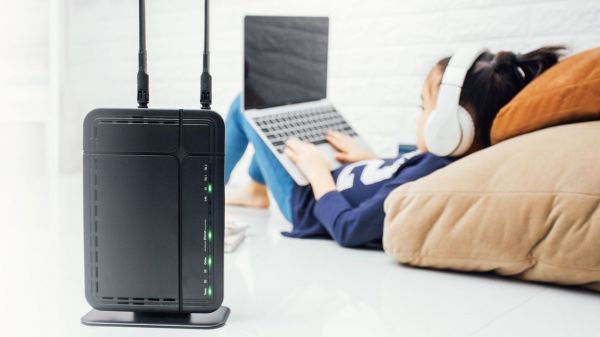 La ministre De Sutter veut étendre et automatiser le tarif social pour l'accès à l'Internet fixe