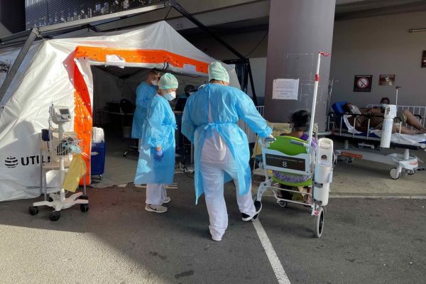 Covid-19 : "L'hôpital est archisaturé", dit le coordinateur du dispositif au Médipôle 