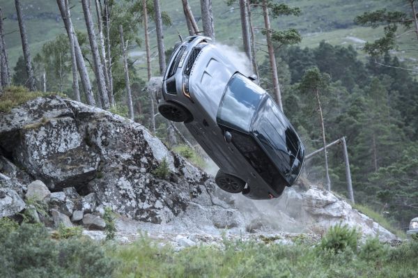 James Bond. Découvrez les cascades en Range Rover SVR de 007