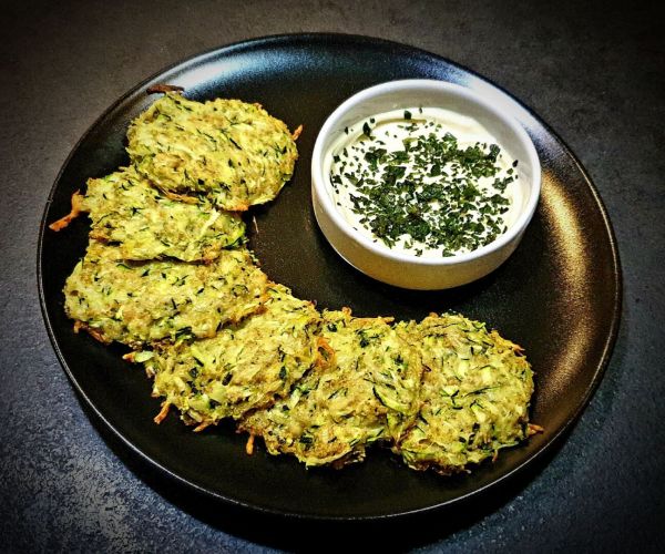 Beignets de courgettes râpées au four. Recette facile et économique