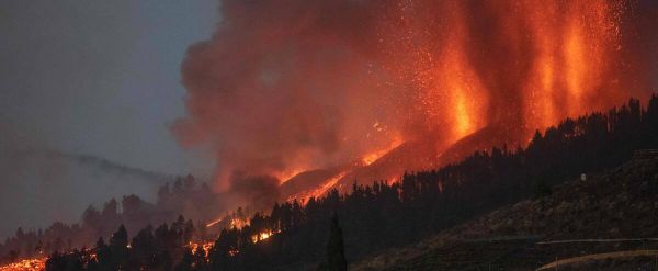Éruption aux Canaries: la lave descend lentement vers la mer, des gaz toxiques redoutés