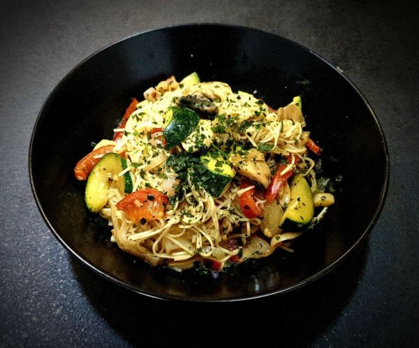 Recette nouilles sautées aux légumes (champignons, poivrons, courgettes)