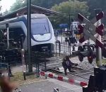 Une femme frôlée par un train sur un passage à niveau (Pays-Bas)