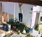 Un homme perd son échelle à plusieurs mètres de hauteur
