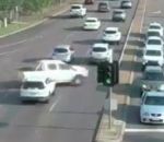 Une voiture folle coupe un boulevard sans percuter un seul véhicule (Australie)