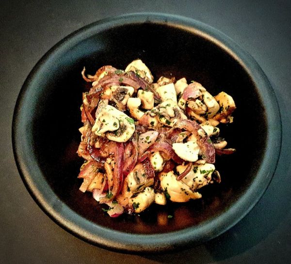 Poêlée de champignons de Paris (ou des bois) avec oignons rouges