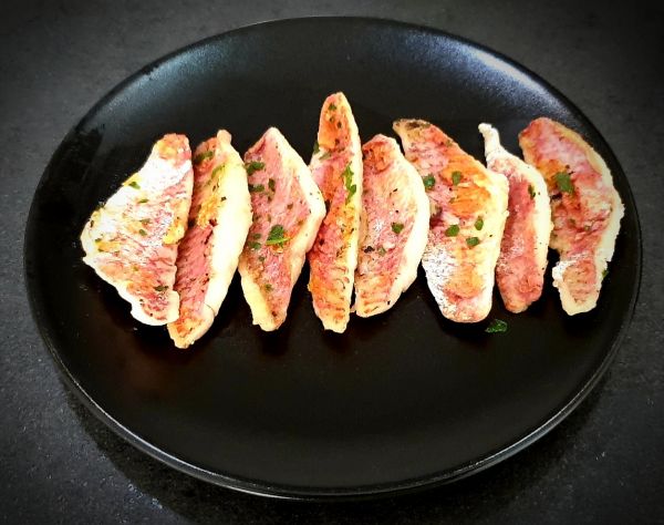 Recette de filets de rougets frits à la poêle. Un poisson de mer délicieux !