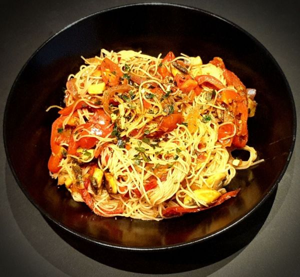 Nouilles sautées aux poivrons, tomates, champignons. Une recette thaï