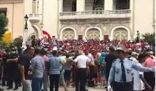 Deux rassemblements à Avenue Habib Bourguiba : Entre appels à la destitution du président et d’autres clamant leur soutien aux mesures qu'il a décidées