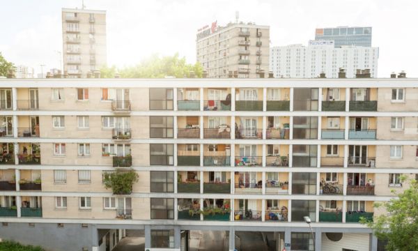 Il plaque son île déserte pour vivre son rêve d’habiter en banlieue