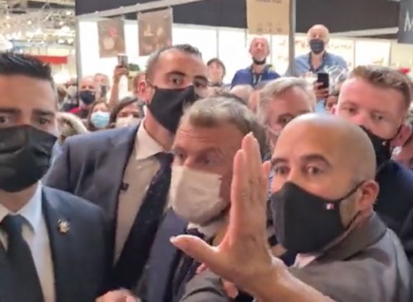Jet d'œuf sur Emmanuel Macron au Salon de la restauration de Lyon
