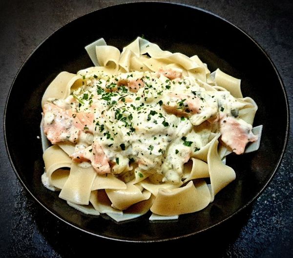 Pappardelle au saumon fumé. Une recette de pâte excellente !