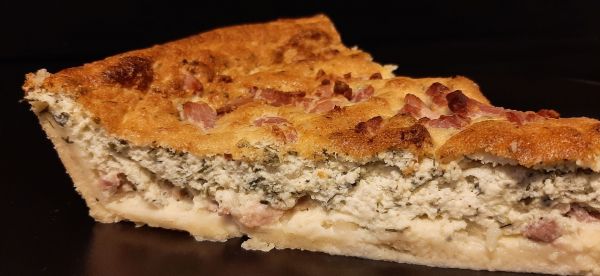 Recette de la tarte au fromage blanc salée, allumettes et fines herbes.