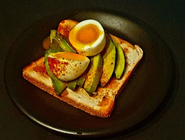 Recette d'Avocado toast avec un œuf mollet. Avocat, œuf et pain de mie !