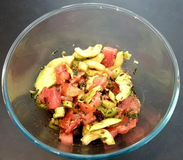 Recette de salade de tomates, concombre, avocat, graines. Entrée froide !