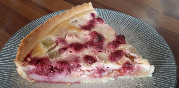 Recette de la tarte à la rhubarbe et aux framboises sur pâte sablée.