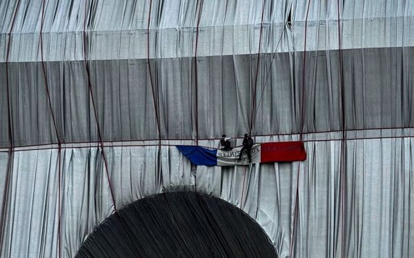 Opération anti-Christo : deux patriotes déploient une banderole tricolore sur l'Arc de Triomphe