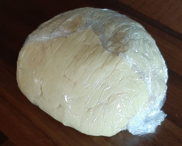 Recette pâte sucrée maison à la poudre d'amandes pour fonds de tarte.