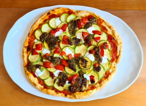 Recette de tarte à la courgette, tomate et pesto. Pour un apéritif entre amis
