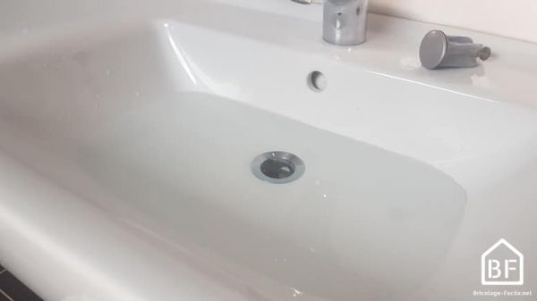 Comment déboucher un lavabo ?