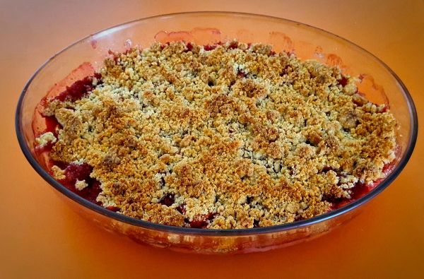 Recette crumble aux pommes et fraises. Un crumble sucré simple et rapide