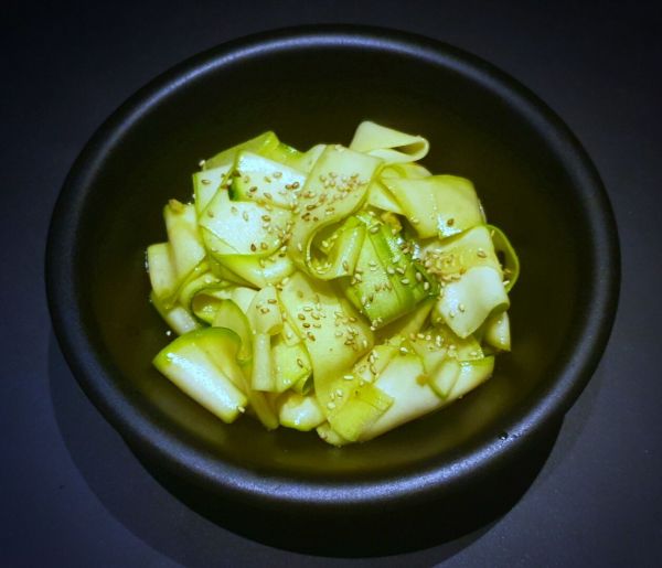 Recette de salade de courgettes crues aux saveurs asiatiques. Un régal !