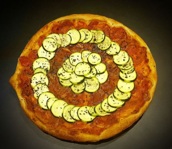 Recette de tarte aux tomates et courgettes. Une recette végétarienne facile