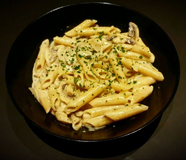 Recette de penne, champignons à la crème et roquefort. Plat de pâte facile