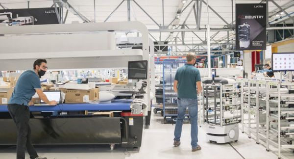 En Gironde, comment Lectra convertit son usine de machines de découpe du tissu à l'industrie 4.0
